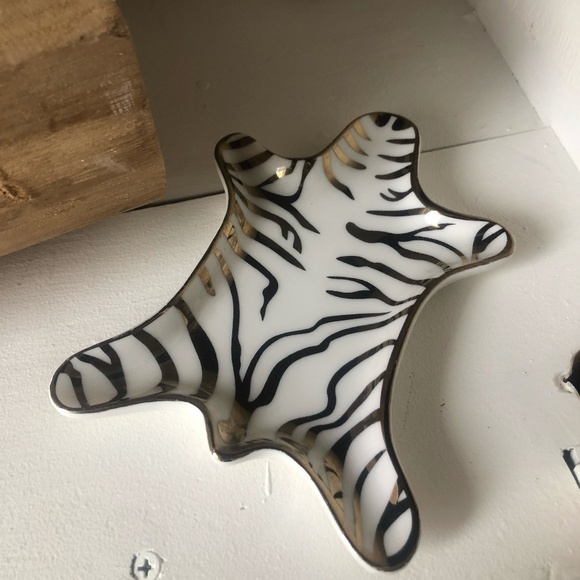 TRI-COASTAL DESIGN GOLD/WHITE ANIMAL RUG DESIGN CERAMIC TRINKET DISH - Picture 2 of 4